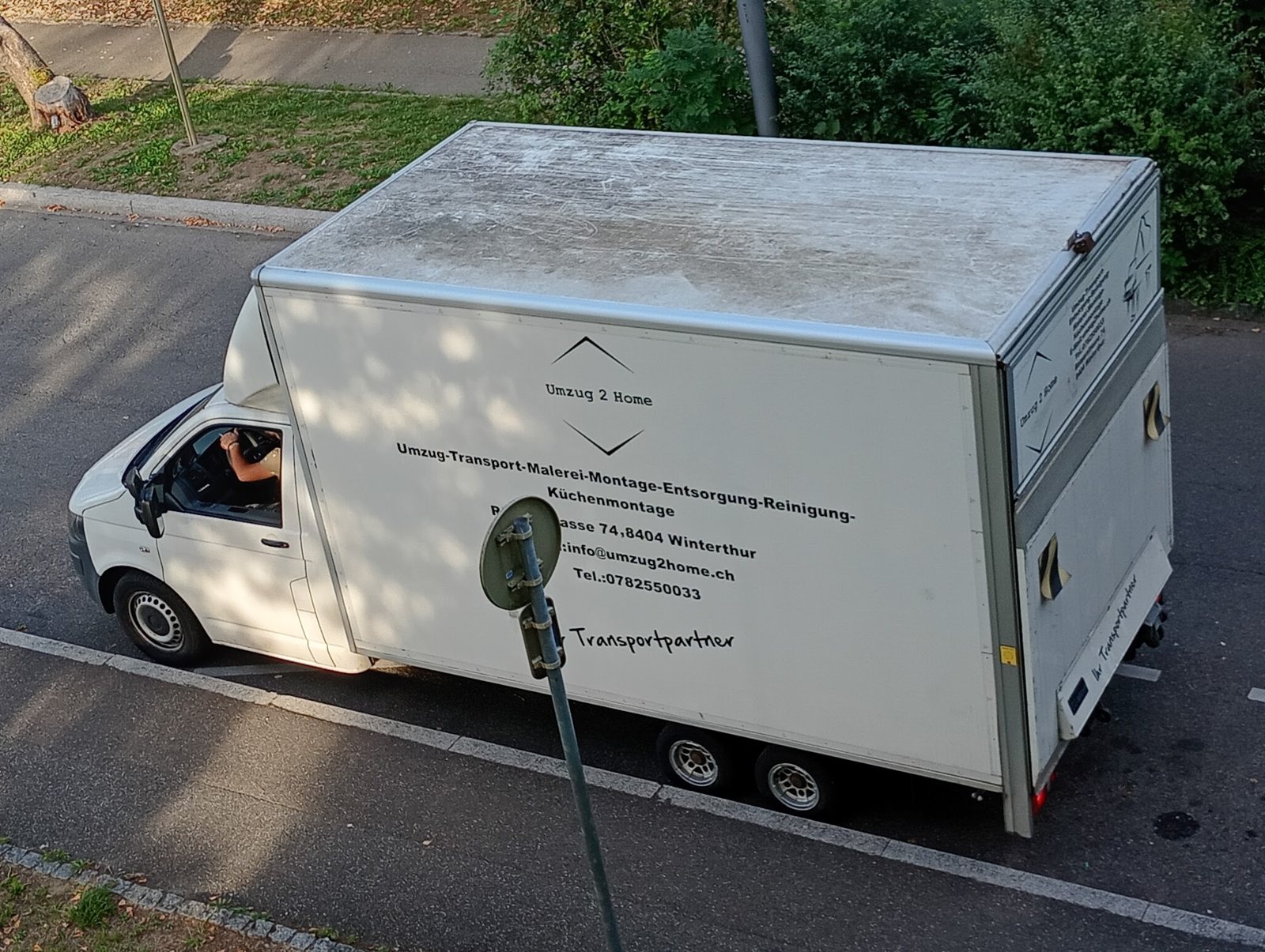 Umzugswagen von Umzug 2 Home von oben, mit Beschriftung und Telefonnummer